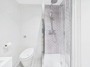 Wild Roses - The Alder Apartment - Stratford