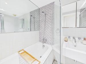Wild Roses - The Alder Apartment - Stratford