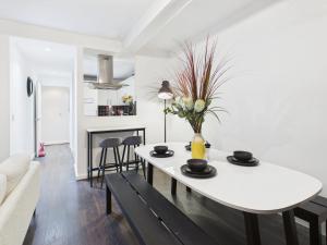 Wild Roses - The Alder Apartment - Stratford