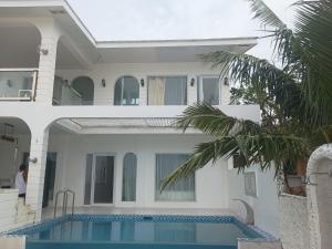 Ezrah coastal boutique hotel el nido