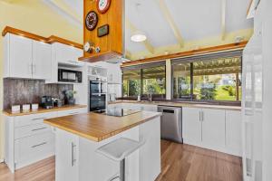 Bay Cottage. Sleeps 14. Panoramic water views