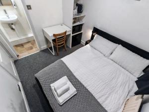 Small Compact Self Contained Studio Flat