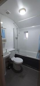 Nice Cosy 3 bedroom Flat Room number 1 one double bed Room number 2 one Single bed Room number 3 one single bed 1 spare mattress to accommodate 2 more people