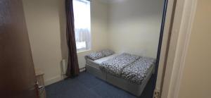 Nice Cosy 3 bedroom Flat Room number 1 one double bed Room number 2 one Single bed Room number 3 one single bed 1 spare mattress to accommodate 2 more people