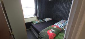 Nice Cosy 3 bedroom Flat Room number 1 one double bed Room number 2 one Single bed Room number 3 one single bed 1 spare mattress to accommodate 2 more people