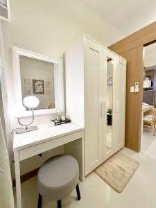 Sleek City Sanctuary l WiFi Netflix I RED RES 3045