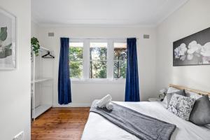 Stylish Double Room - Seconds to Transport & Shops - Shared Bathroom