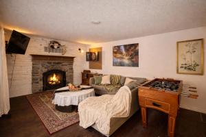 River Retreat- Hot tub-Games-BBQ-Bonfire-Sleeps 14