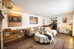River Retreat- Hot tub-Games-BBQ-Bonfire-Sleeps 14