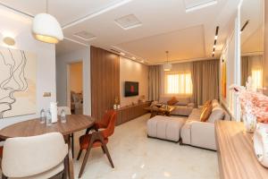 Luxury and Beautiful Stay- King Size Bed- AC - Comfort and Serenity - Near City Center