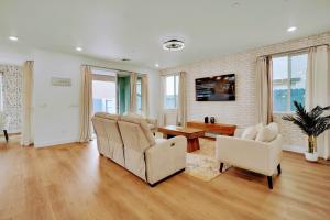 Modern Luxury 5BR • Lounge • EV • Games •Yard •BBQ