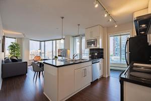 Luxury DT Vancouver Condo Skyline Views Parking
