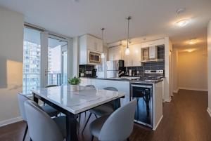 Luxury DT Vancouver Condo Skyline Views Parking