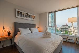 Luxury DT Vancouver Condo Skyline Views Parking