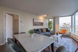 Luxury DT Vancouver Condo Skyline Views Parking