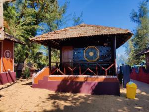 Patanga beach cottage and restorent
