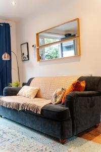 Flat 4 - Broadhurst Court - Cosy Apt- Sleep 4 - Free parking