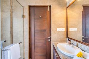 Serene 2BHK with Pool and 5 mins to Candolim Beach by HIREAVILLA