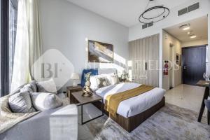 Casual Stu in The Gate Masdar