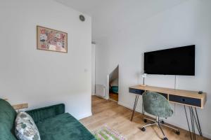 2P studio with patio near Paris