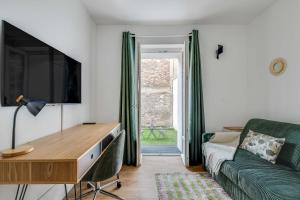 2P studio with patio near Paris