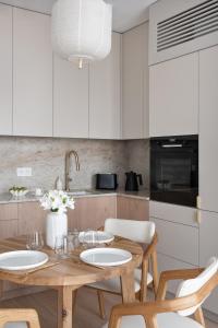 Chronos Prestige Suite & Parking by Downtown Apartments