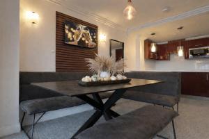 Sandbanks Stay, sleeps 12, beach, outdoor bbq, parking