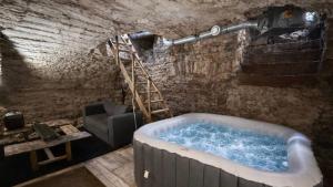 Les Voûtes Mâconnaises Jacuzzi - CinéRoom - Balnéo - Pétanque