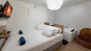 Les Voûtes Mâconnaises Jacuzzi - CinéRoom - Balnéo - Pétanque