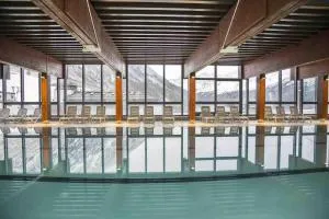 Apartment with panoramic pool for 4 at 2000m