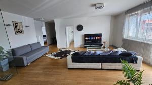 Modern Top Floor Loft, Private Terrace, Near Center & Free Parking