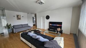 Modern Top Floor Loft, Private Terrace, Near Center & Free Parking