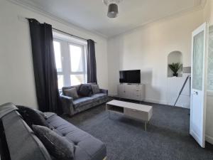 Modern Top Floor 2BR apartment