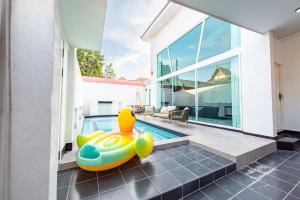 Lagoon Breeze 4BR Pool Villa Near Walking Street Pattaya