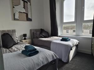Modern Top Floor 2BR apartment