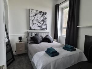Modern Top Floor 2BR apartment