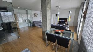 Modern Top Floor Loft, Private Terrace, Near Center & Free Parking