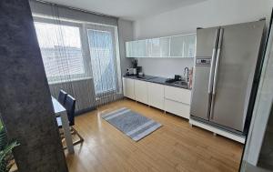 Modern Top Floor Loft, Private Terrace, Near Center & Free Parking