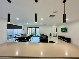 Stunning 5 x Bedroom Holiday Home in Donnybrook 29KM from Airport!