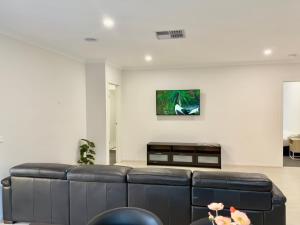 Stunning 5 x Bedroom Holiday Home in Donnybrook 29KM from Airport!
