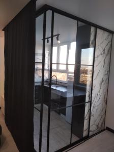 Стильна квартира з домашнім кінотеатром та кухнею з панорамним видом, ліфт та вода безперебійно