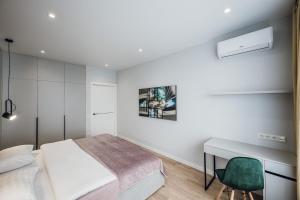 18-100 Poetika, Degtyarivska 25e, Kyiv, Shuliavska metro nearby, stunning city view, Petrovdom Apartment