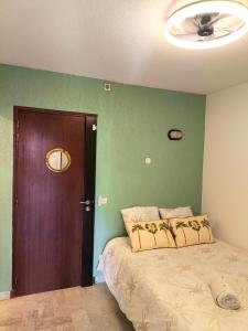 Rez de jardin & véranda entre mer et village