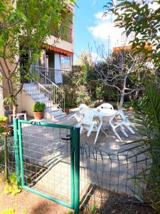 Rez de jardin & véranda entre mer et village