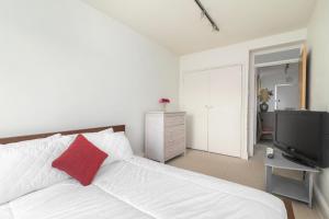 2BDR Highgate Apt with Balcony and Free Parking