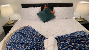 House- Sleeps 6 & Free Parking