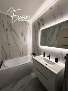 Glam Shopping City Apartment by Evan Apartments