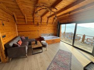 Cela Zeni Suit Bungalov