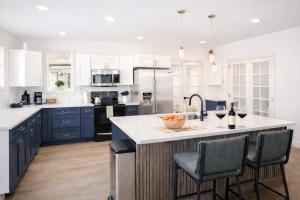 5 Bedroom Home Sleeps 10, Avondale Jacksonville, Ping Pong, Screened Porch, Parking