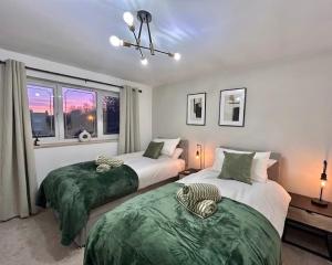 Brand New 2 Bed House - Sleeps 4 - Free Parking - Near HS2 & Drayton Manor